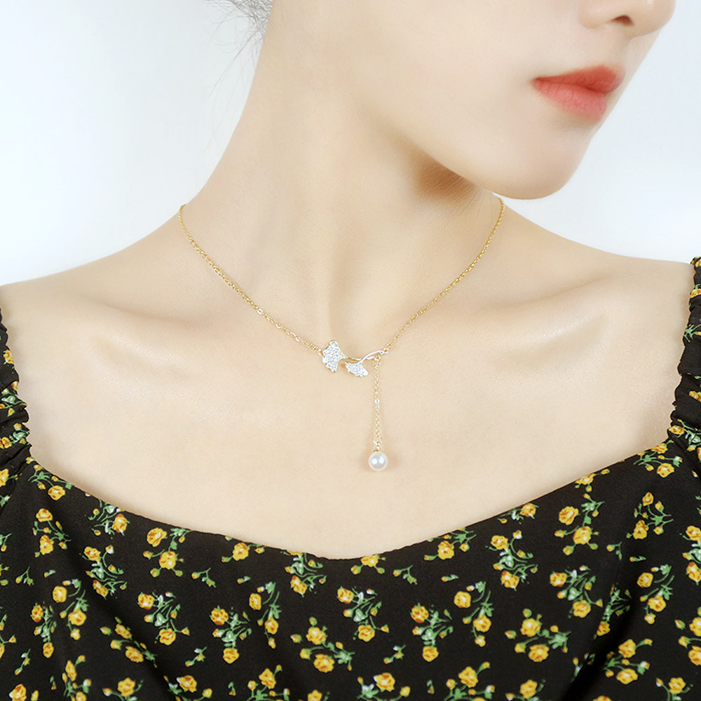 Niche Design Inlaid Zircon Ginkgo Leaf Copper Pendant Tassel Pearl Necklace Clavicle Chain display picture 2