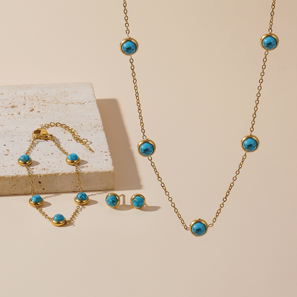 Pequeño fresco simple versátil acero de titanio azul cadena de clavícula de piedra turquesa no se desvanece auriculares redondas de oro conjunto de joyas de mano