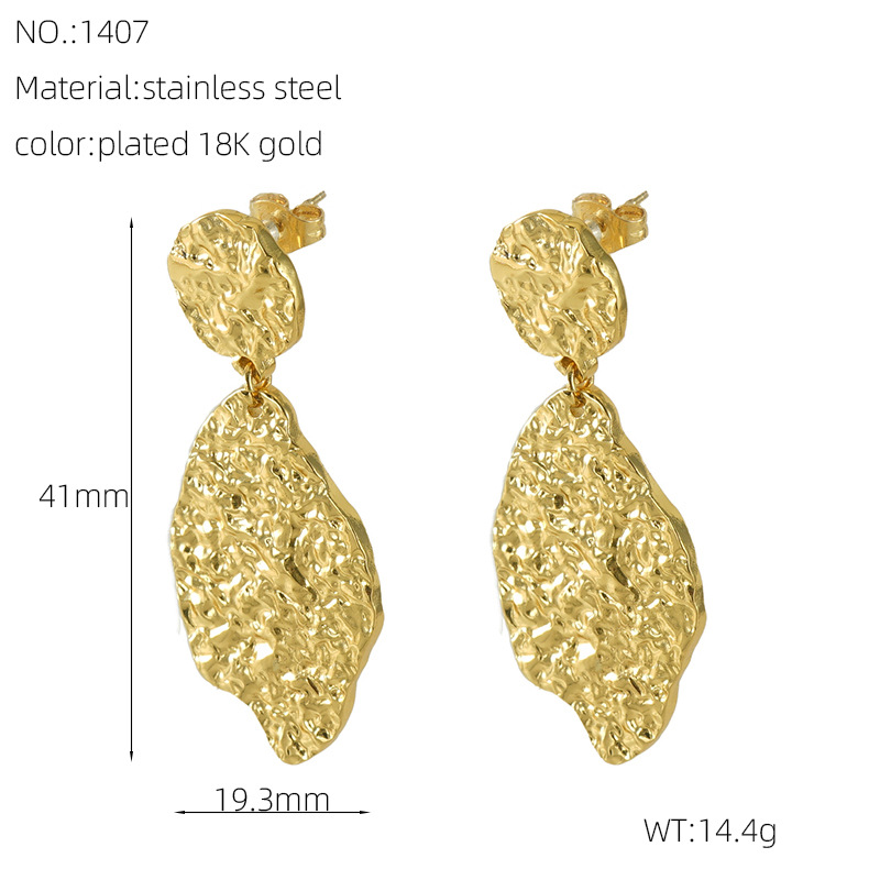 Pendientes irregulares de amor en relieve francés europeo y americano de nuevo estilo Pendientes de moda de textura de acero inoxidable de oro de 18 quilates al por mayor