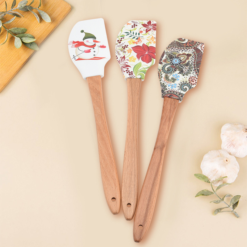 Fábrica de Yangjiang al por mayor raspador de crema de silicona mango de madera de haya raspador innovador simple pastel postre raspador de crema