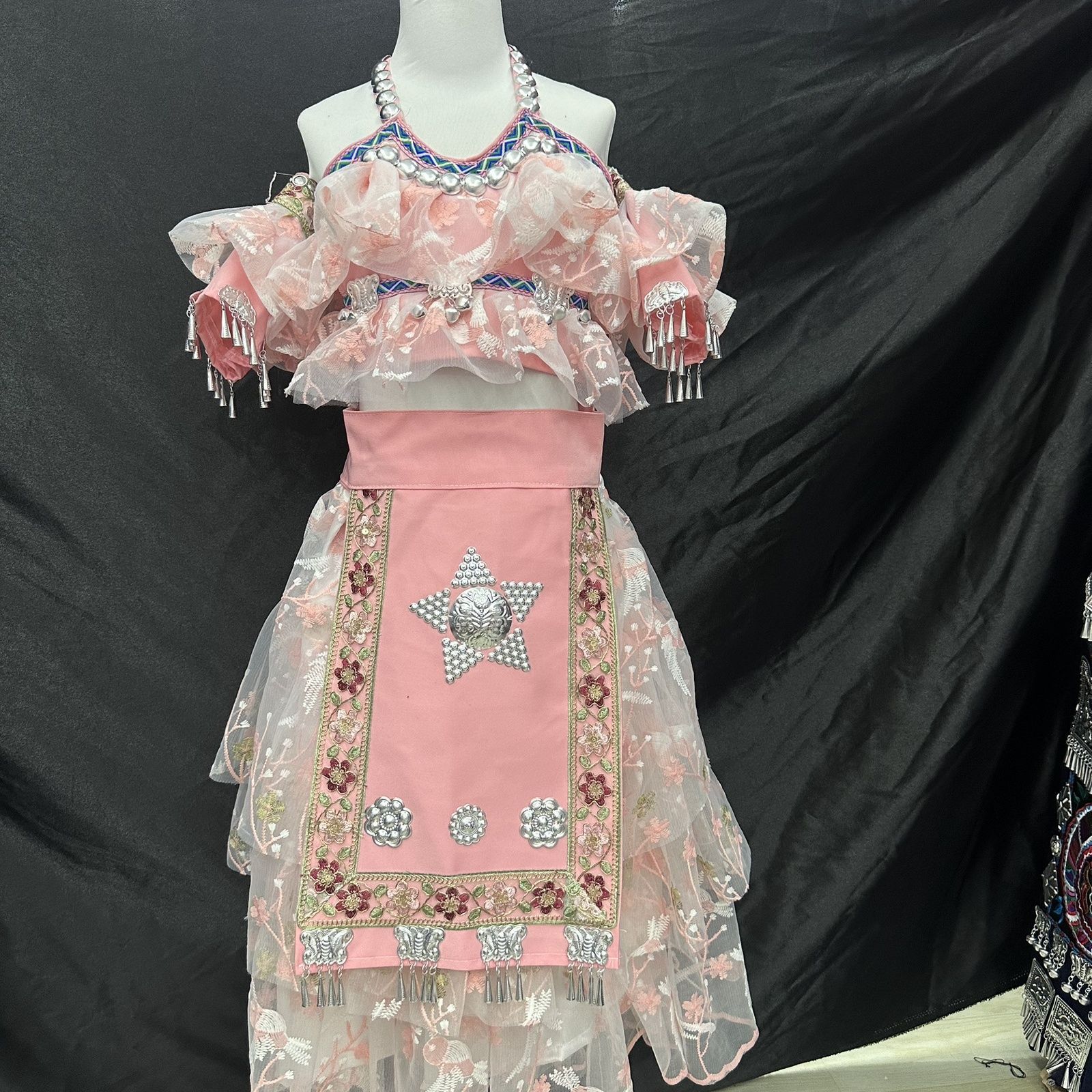 서스펜더 4개 + 스커트 + 깃발