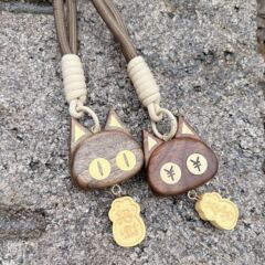 オリジナルの新しい無垢材彫刻招き猫バッグぶら下げ diy タッセルキーホルダーかわいい漫画の装飾品