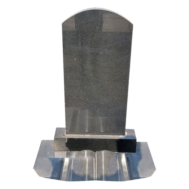 Каменная резная мраморная надгробная плита на заказ в сельской местности
