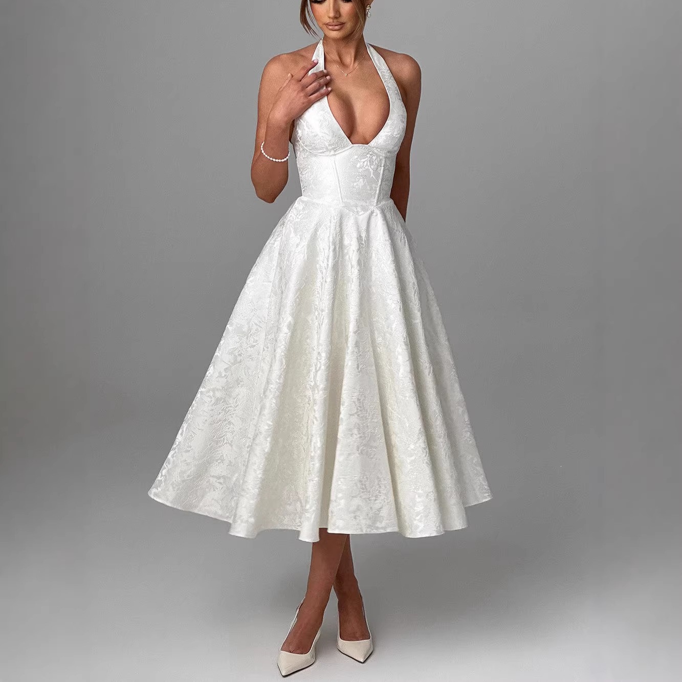 Vestido de noite elegante de alta qualidade, com decote halter e decote em V, inspirado nas tendências europeias e americanas de 2026, ideal para a primavera/verão._voghion.com