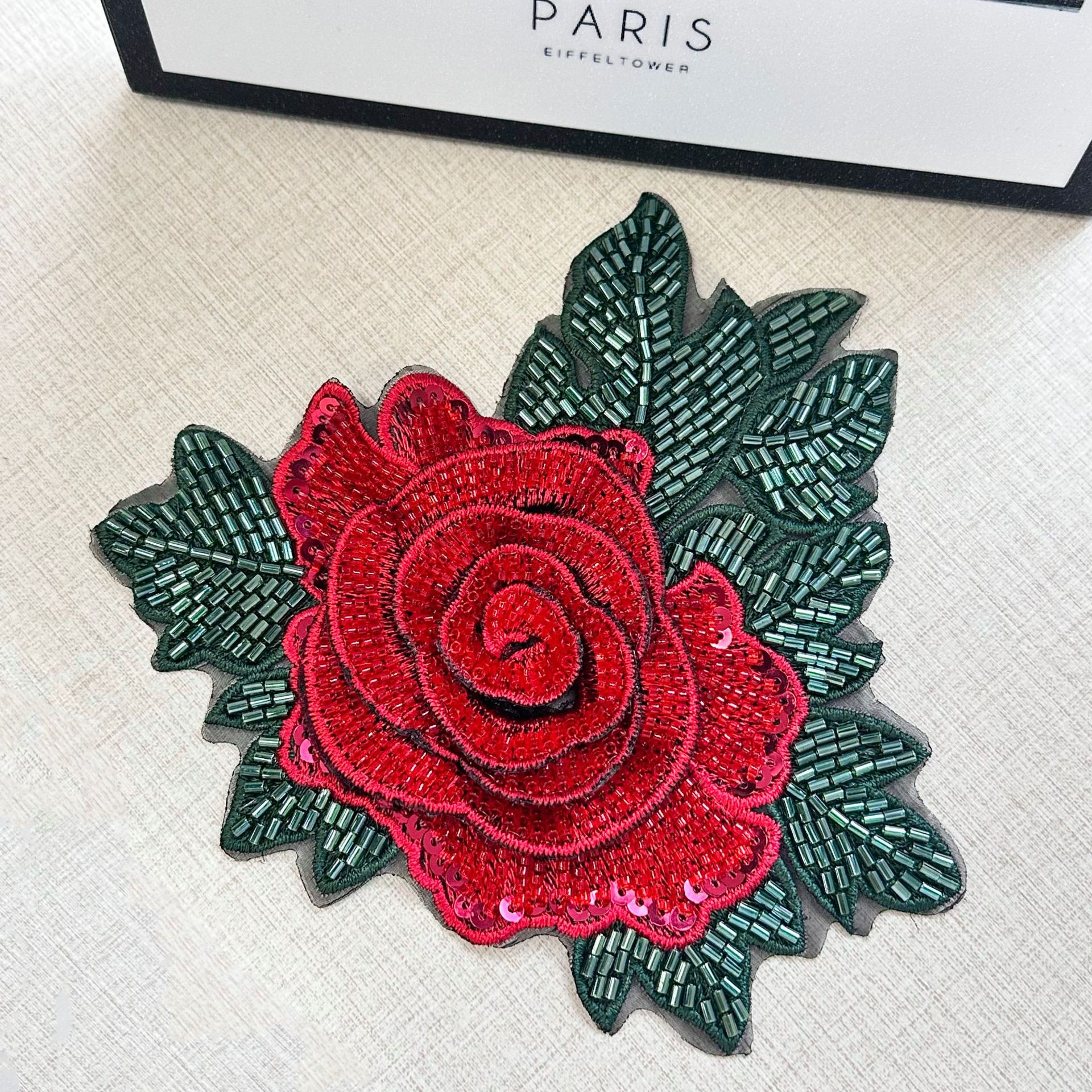 Rosa roja pequeña de alta densidad flor bordado con cuentas pegatinas de tela ropa falda ropa parche de estilo étnico cosido a mano