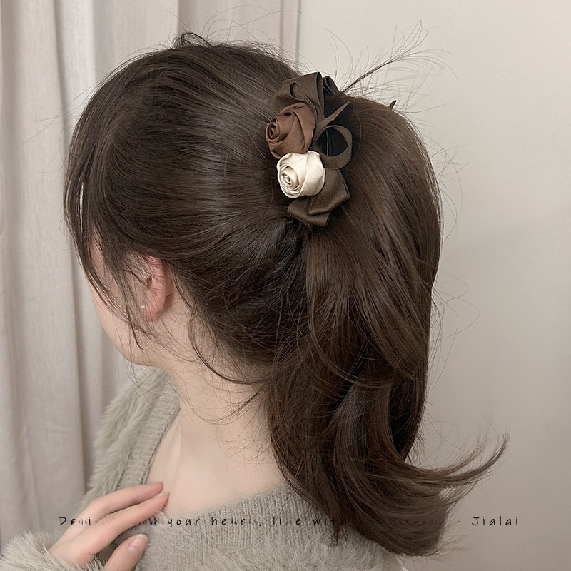 Todos os tipos de grampos de cabelo de pérolas rosas retrô suaves, acessórios de cabelo de flores femininas, novo clipe vertical de temperamento de alta qualidade 2024_voghion.com