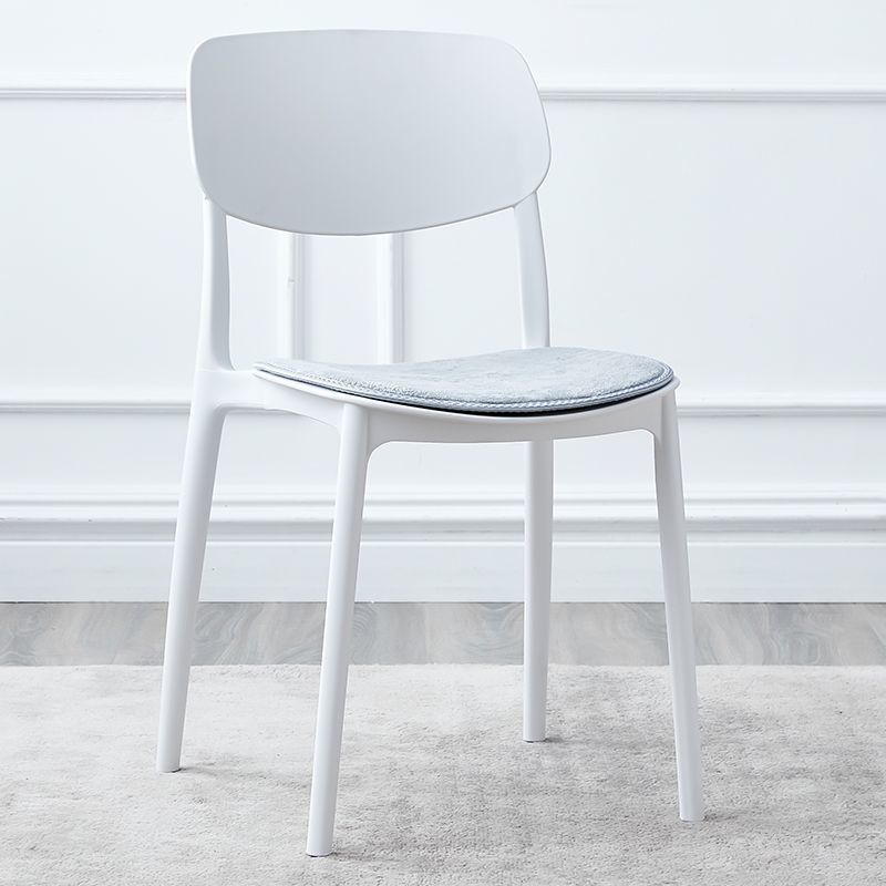 쿠션이있는 흰색