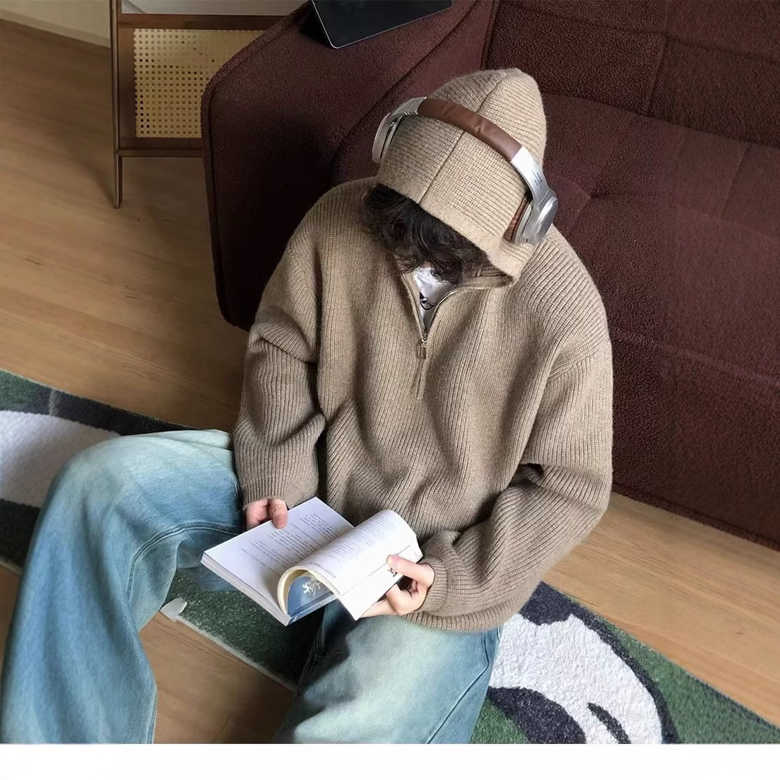 New autumn/winter trending hooded half-zip sweater for men and women, unisex style, relaxed and high-end loose knitwear.
