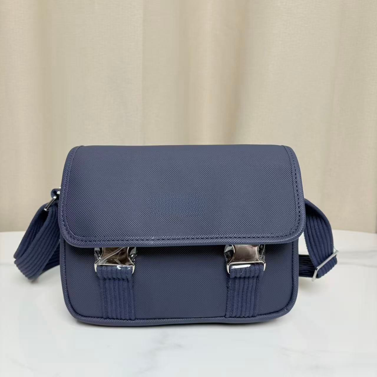 24 otoño nuevo estilo retro bolso de mensajero con estampado de hombro para hombre bolso de mensajero con doble hebilla