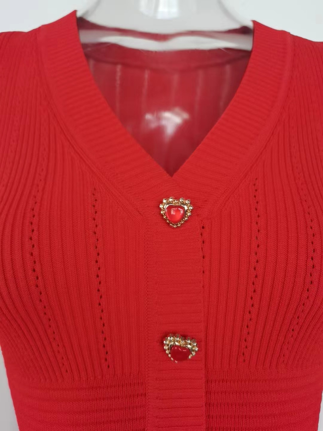 Vêtements pour femmes automne et hiver nouvelle robe rouge à col en V tempérament slim bouton d'amour jupe tricotée jupe courte en ligne A_voghion.com