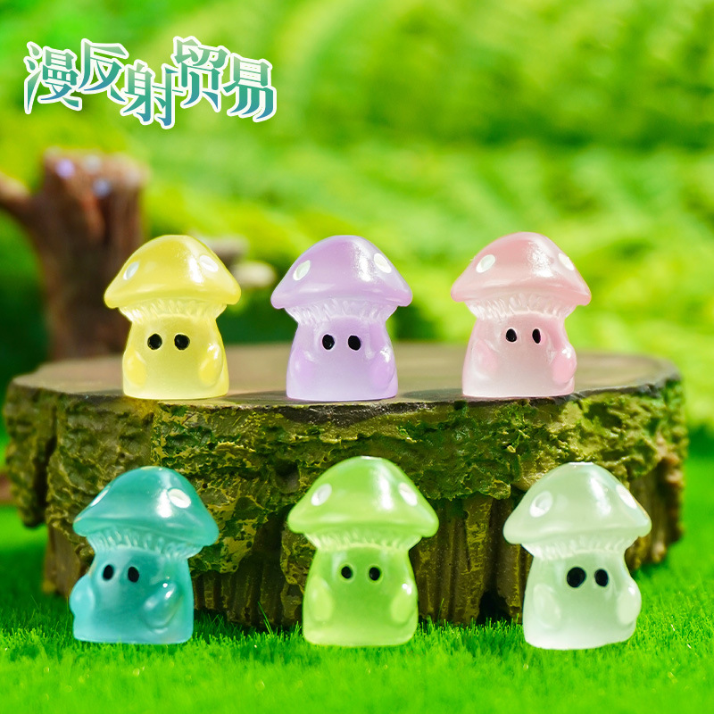 Decoración de micro paisaje nuevo mini resina luminosa hongo hombre pequeño modelo creativo lindo ojos color hongo pequeño
