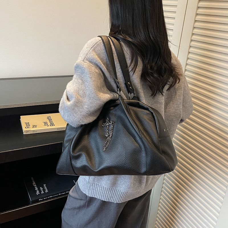 跨境女包十字架五金2025秋季新款单肩包复古休闲大容量女士托特包