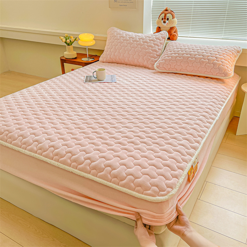 2024 invierno nuevo estilo color sólido color liso leche terciopelo acolchado juego de cama de tres piezas cálido funda protectora Simmons