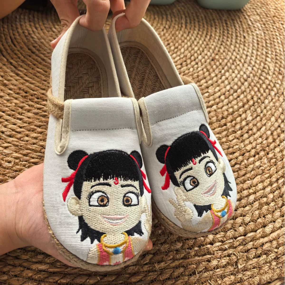 2025 новый стиль Тайваньская художественная старинная пекинская вышитая обувь льняные туфли с круглым носком и неглубоким вырезом, нескользящие туфли Nezha, оптовая продажа от производителя