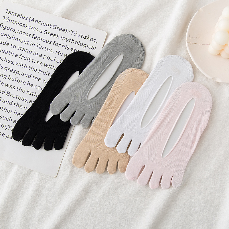 Five-finger women's shallow mouth summer thin invisible socks cute boat socks silicone anti-slip fingered short socks for women