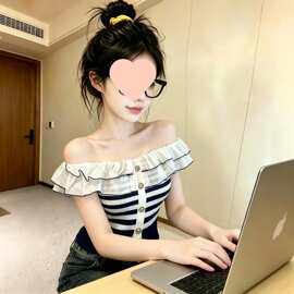 纯欲风荷叶边拼接一字肩上衣女夏季海军风撞色修身针织露肩T恤衫