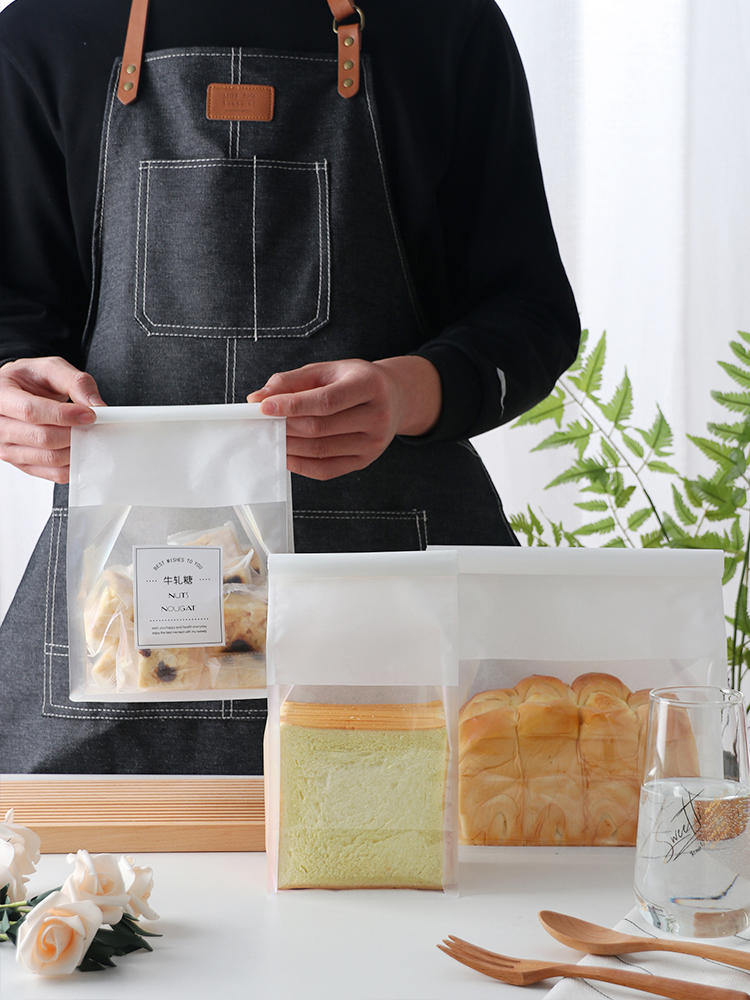 Bolsas de tostadas, bordes de alambre de hierro, sellado, pan rebanado, leche, dátiles, crispado de nieve, horneado transparente, punto oeste