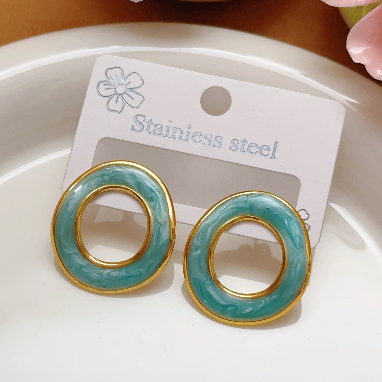 Pendientes de acero inoxidable de alta calidad exagerados transfronterizos europeos y americanos de color caramelo Pendientes de oro de 18k simples y versátiles
