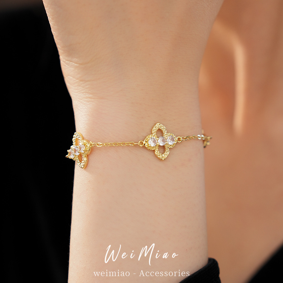Flores de hierba afortunada de Zhengzhou pulsera hueca ligera pulsera de nicho de lujo personalidad temperamento moda joyería al por mayor