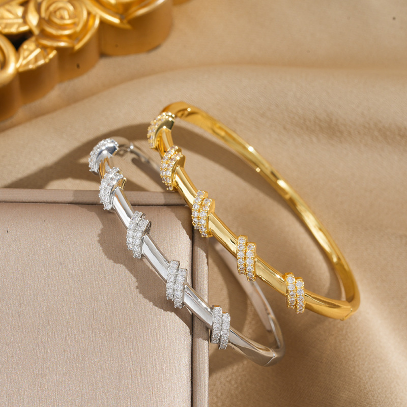 Cross-border light luxury zircon wrap bracelet, ins niche design clasp bracelet, high-end diamond-embellished commuter jewelry Cross-border light luxury zircon wrap bracelet, ins niche design clasp bracelet, high-end diamond-embellished commuter jewelry
