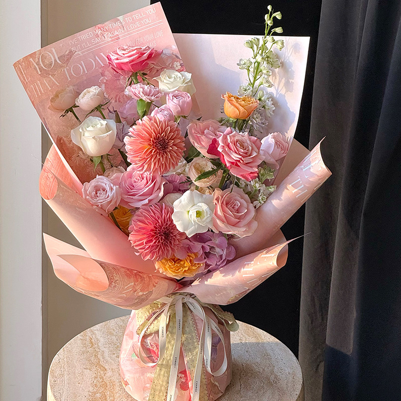 Hua Xi le dio un papel de embalaje de flores retrógradas, ramos de flores del día de San Valentín, regalos de flores, materiales de embalaje de flores.
