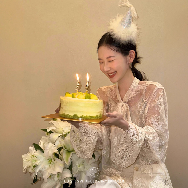 Luqingyi Original French Lace Shirt Women's Autumn Exquisite Eyelash Edge Elegant V Neck Casual Top