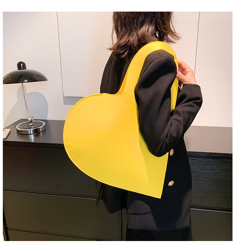 172g Weight Zipper Closure Type Single Shoulder Strap Strap Type Handbag Bags Type Women's Small Felt Cloth Solid Color Classic Style Streetwear Heart-shaped Zipper Handbag