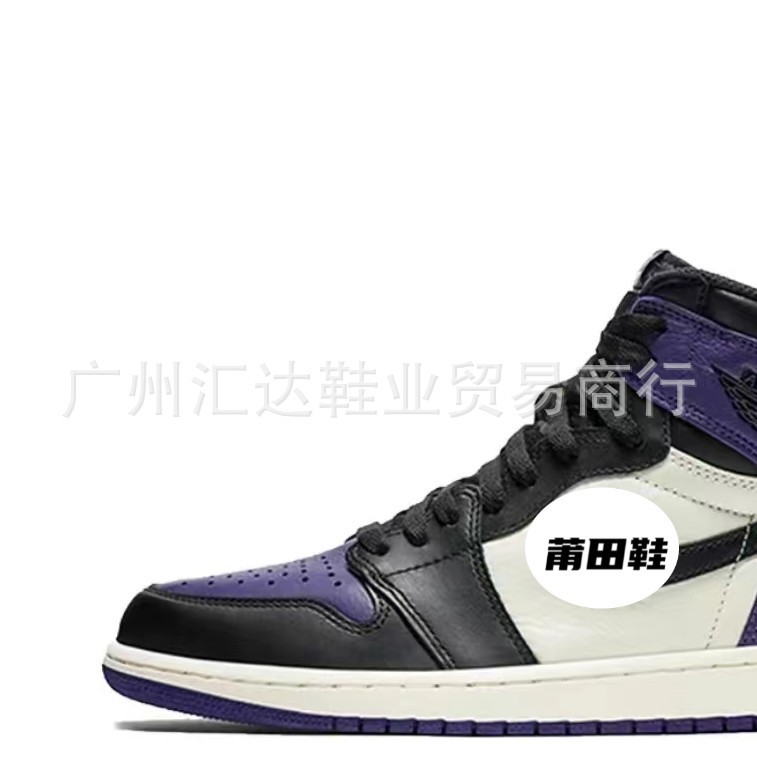 검정색과 보라색 발가락