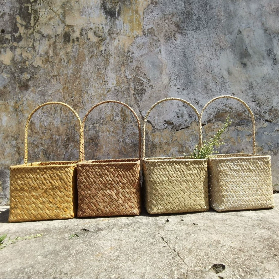 Handmade Seaweed Woven Basket (Golden grass craft) with Straw Handle — Natural Gift & Storage, 18×18×32 cm