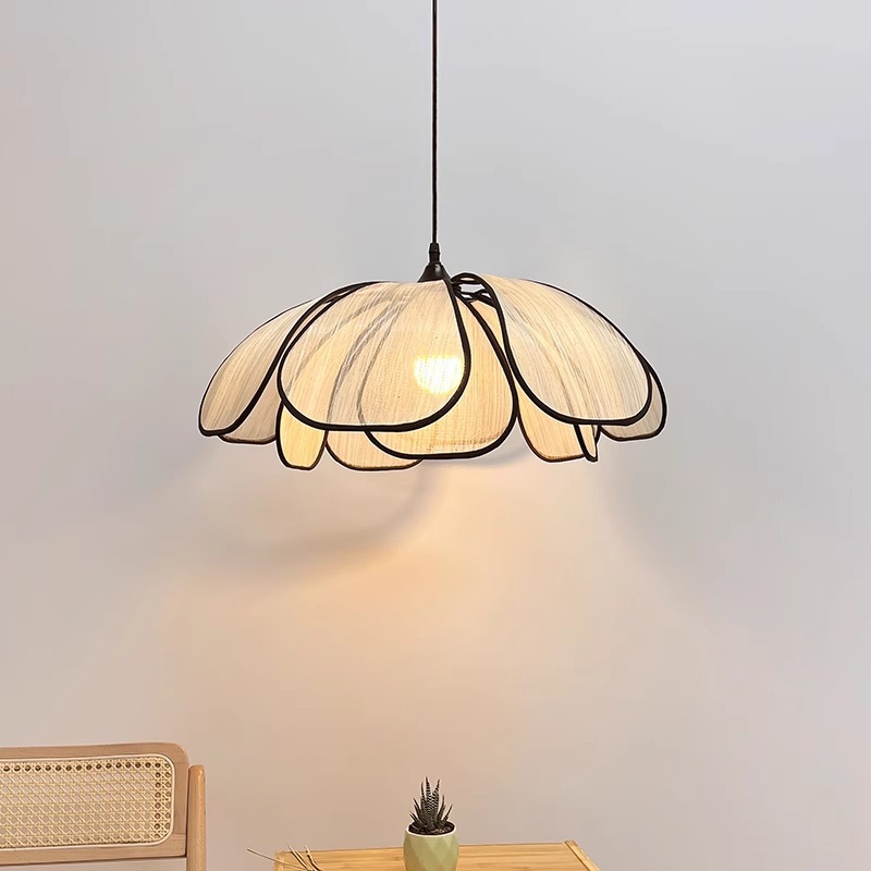 Lámpara de pétalos de estilo medieval de arte crema de viento lámpara de comedor de tela francesa lámpara de dormitorio lámpara de habitación de niños
