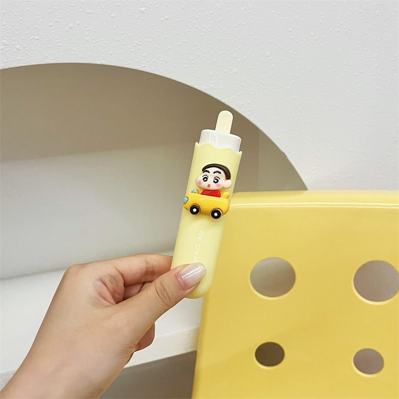 노란 차를 운전하는 샤오신(접이식 칫솔)