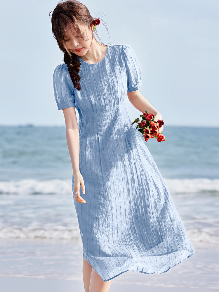 Đầm suông nữ midi họa tiết rỗng phối thắt lưng chất liệu mô phỏng tơ trời — Màu xanh da trời