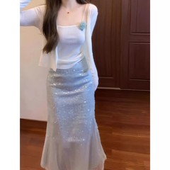秋の新作千金風ニットの中にストラップのカーディガンがあります。