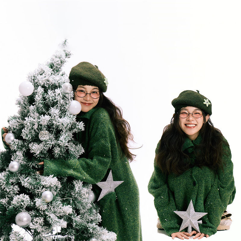 Photo Studio Christmas Theme New Girl Photo Portrait Clothing Lazy Fresh Art Photo Atmosphere Photography Sweater