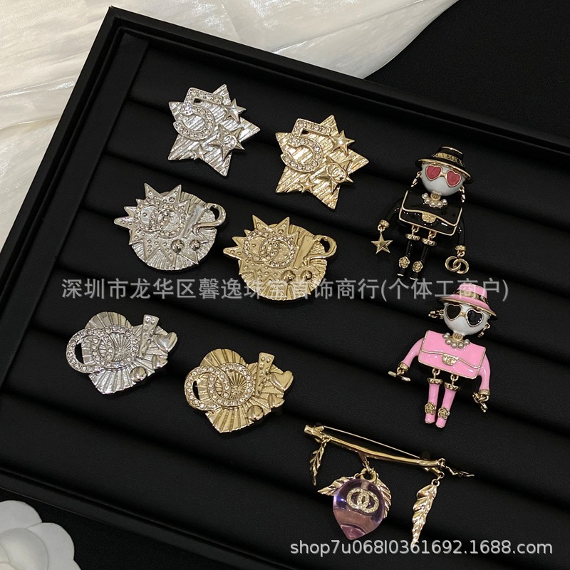 Chanel-Style European and American Personality Brooch Colorful Resin Vintage Clothing Pin Brooch Metal Heart Design