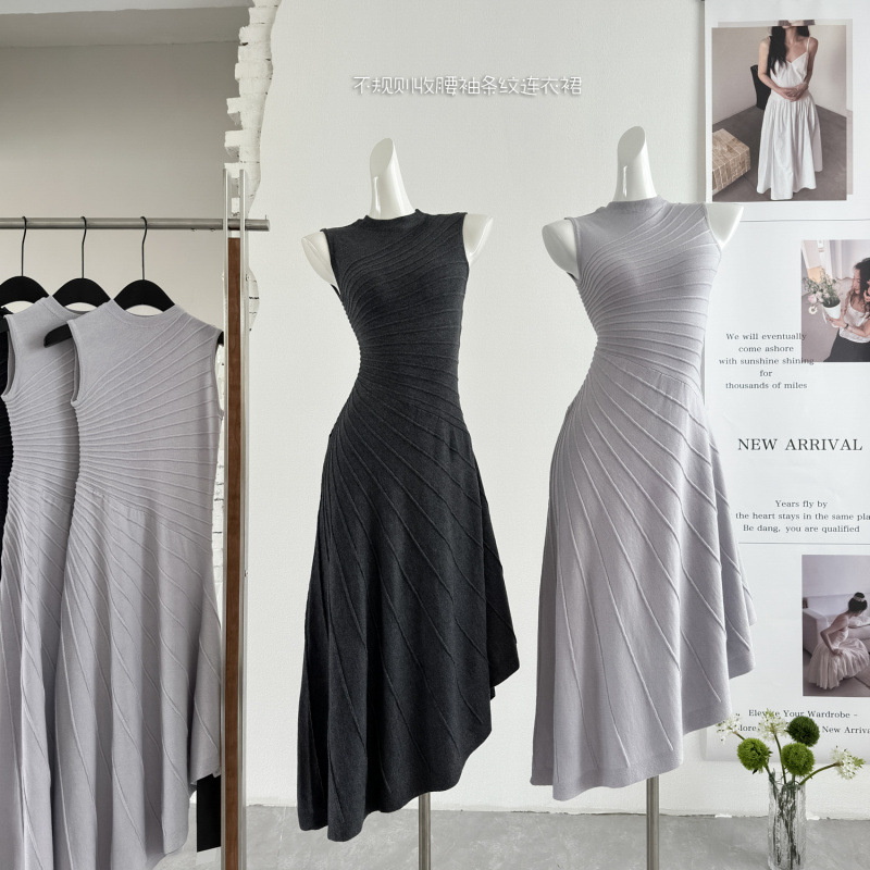 OAKMOO/"Her Poetry" 80S Luxury Pure Wool Sleeveless Waist-Cinching Dress for Women 2026 Spring/Summer Slim-Fit Dress OAKMOO/"Her Poetry" 80S Luxury Pure Wool Sleeveless Waist-Cinching Dress for Women 2026 Spring/Summer Slim-Fit Dress