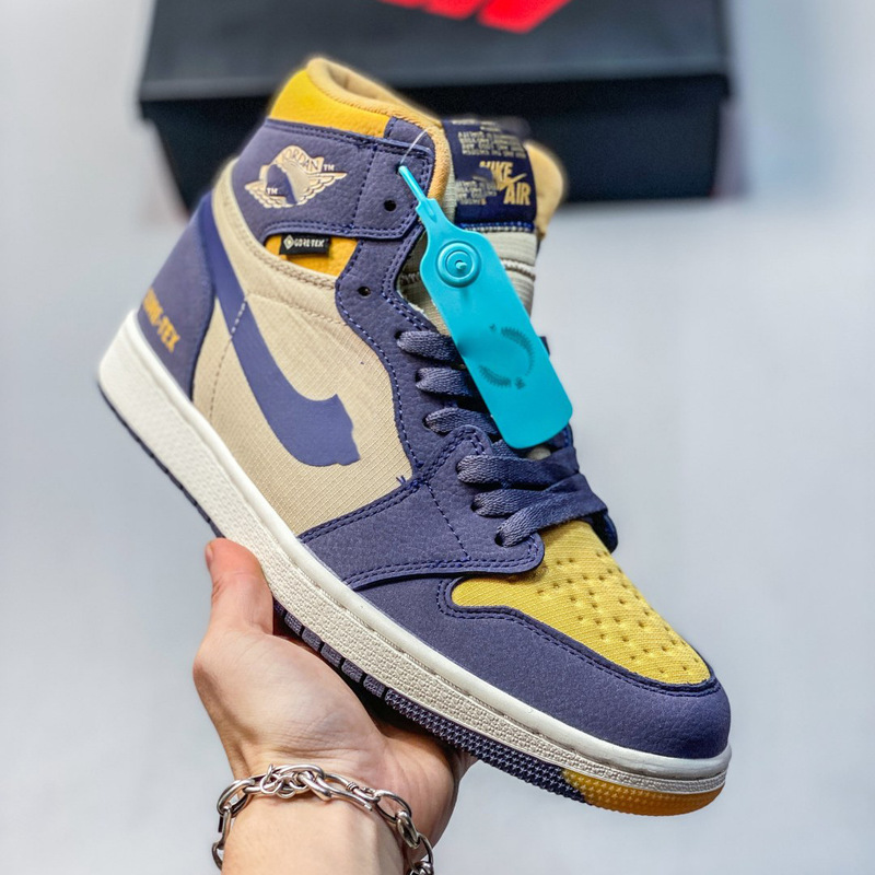 Original Aj1 Collaboration High-Top Basketball Shoes Off-White Retro Sneakers Chicago White and Red Trendy Couple Shoes Original Aj1 Collaboration High-Top Basketball Shoes Off-White Retro Sneakers Chicago White and Red Trendy Couple Shoes