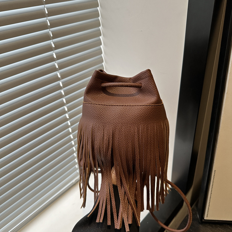 New Fashion Soft Leather Tassel Small Crossbody Bag Trendy Lightweight Versatile Bucket Shoulder Bag Korean and Japanese Comfortable Crossbody Women's Bag