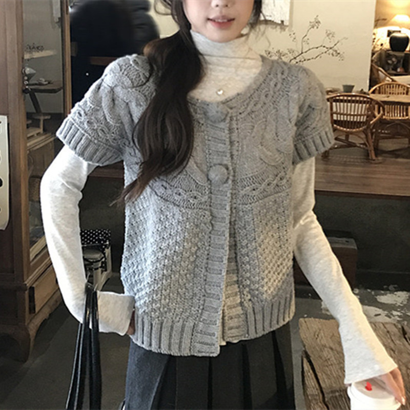 Women's short-sleeved knitted cardigan vest, sweet and youthful, suitable for layering in spring and autumn, with a twisted sweater design Women's short-sleeved knitted cardigan vest, sweet and youthful, suitable for layering in spring and autumn, with a twisted sweater design