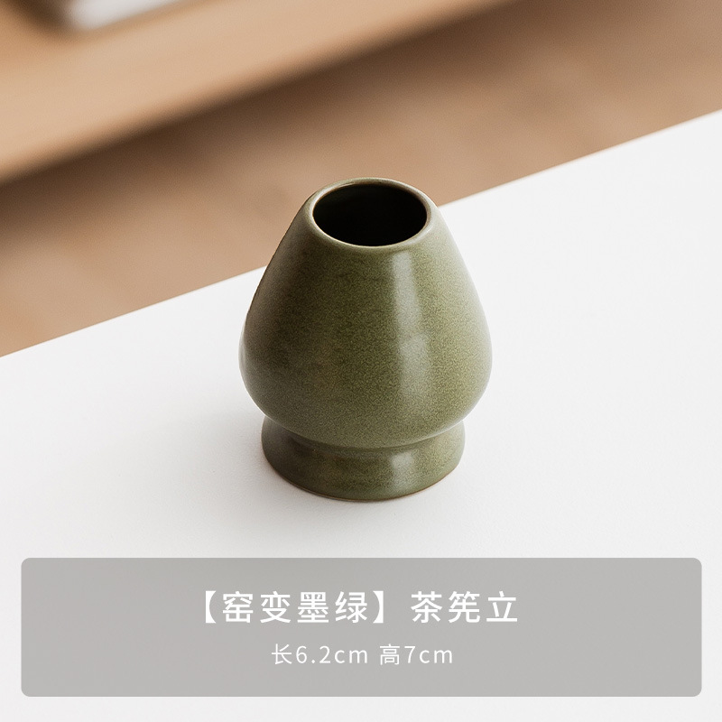 [가마가 짙은 녹색으로 변하다] 차가 서 있다