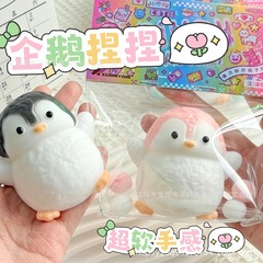 丸い腹のペンギンはつまんで音楽を解凍します。