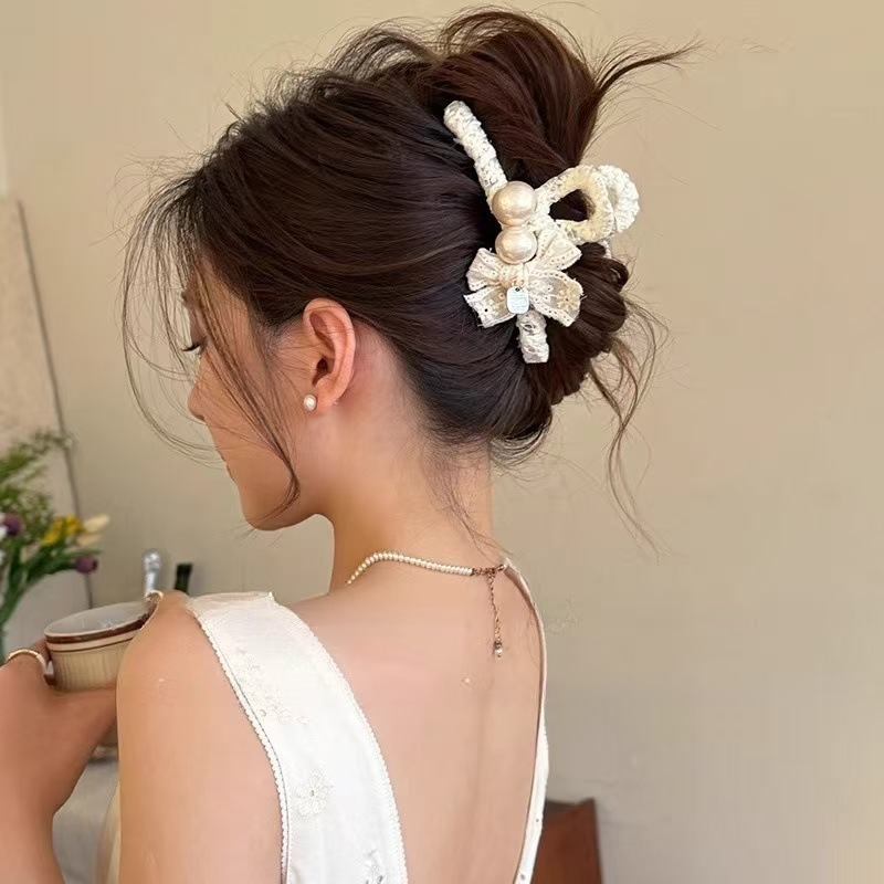 Elegante molletta per capelli a fiori con perle per chignon_voghion.com