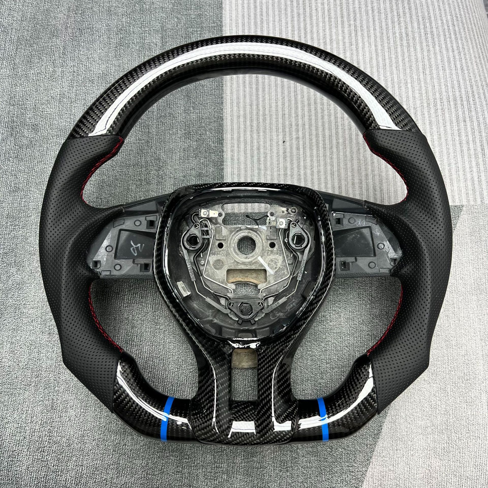 Custom Carbon Fiber Steering Wheel from the Source Manufacturer, Suitable for Modification and Processing of Roewe Mg Car Steering Wheels