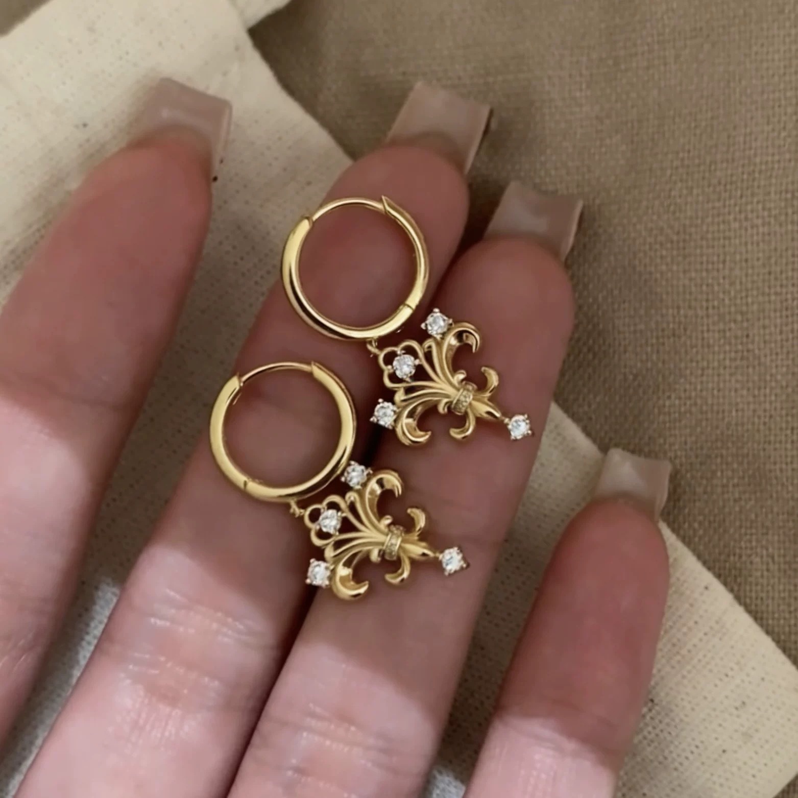 Super Shiny Gold Brushed Diamond Iris Pendant Earrings with Exquisite Niche Design, Versatile for Autumn and Winter, Elegant Earrings