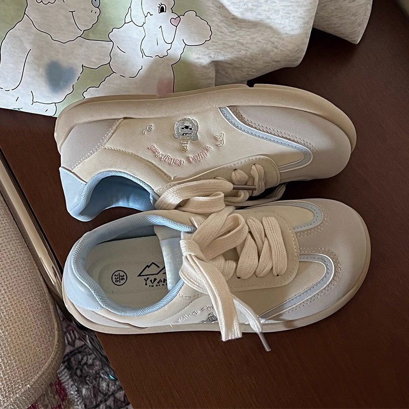 Zapatos chic, zapatos blancos de suela gruesa para estudiantes, zapatos de entrenamiento alemán retro para mujeres, primavera y otoño de 2025, nuevas zapatillas de deporte de todo fósforo para mujeres