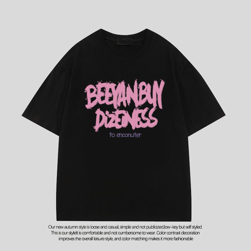 핑크색 글자가 새겨진 검은색 셔츠 BEEY