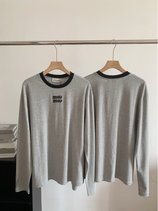 In-stock MIU autumn and winter color-blocked round-neck long-sleeve T-shirt top, youthful and versatile, old money style In-stock MIU autumn and winter color-blocked round-neck long-sleeve T-shirt top, youthful and versatile, old money style