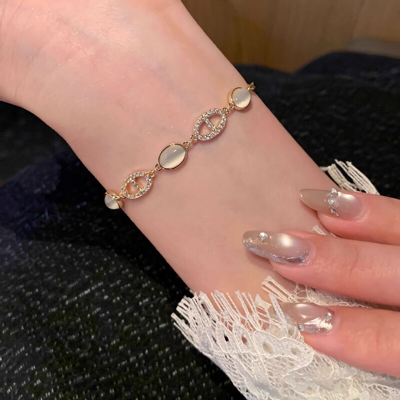 French Flash Diamond Pig Nose Imitation Cat's Eye Bracelet for Girls, Accessible Luxury Niche Exquisite Elegant Hand Jewelry 2025 New Style