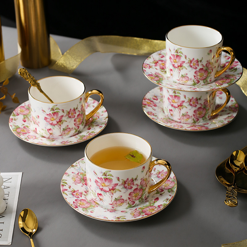 Caja de regalo de taza de café de estilo europeo pequeño lujo exquisito set de té de la tarde porcelana hueso regalo de boda caja de regalo