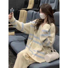 温柔慵懒学院风奶乖V领拼色条纹套头毛衣女秋冬宽松针织衫上衣潮